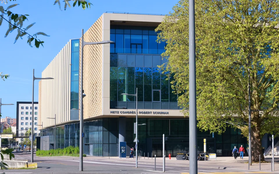 Façade vitrée du Centre de Congrès Robert Schuman à Metz