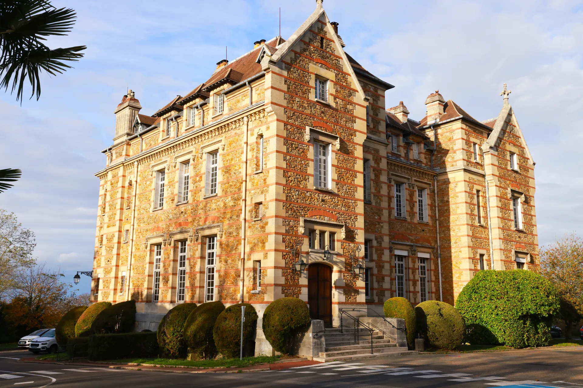 Façade du Château du Domaine Saint-François d’Assise à La Celle-Saint-Cloud