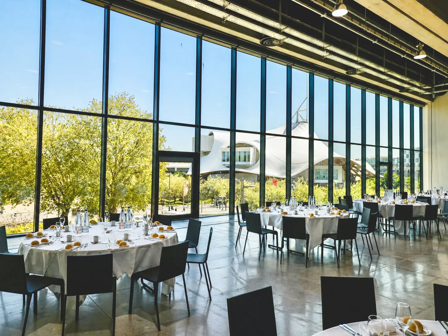 Salle de réception vitrée du Centre de Congrès Robert Schuman à Metz