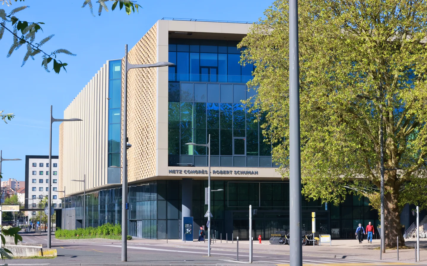 Façade vitrée du Centre de Congrès Robert Schuman à Metz